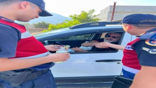 Seydikemer Jandarmadan kolonya ve çikolatalı bayram uygulaması