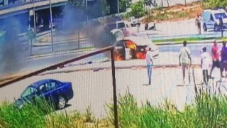 Seyir halinde alev alan otomobilden inip araç yanarken bagajdaki valizleri kurtarmanın derdine düştüler