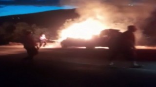 Seyir halindeki otomobil alev topuna döndü