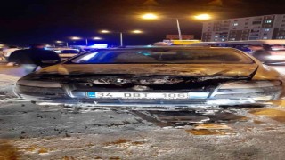 Seyir halindeki otomobil yandı