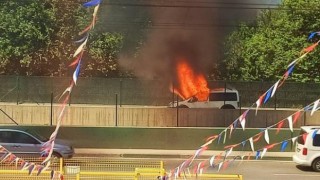 Seyir halindeki ticari kamyonet küle döndü
