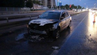 Seyir halindeyken alevlere teslim olan otomobil kullanılmaz hale geldi