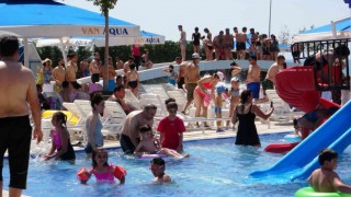 Sıcaktan bunalan İranlı turistler aquaparka akın etti