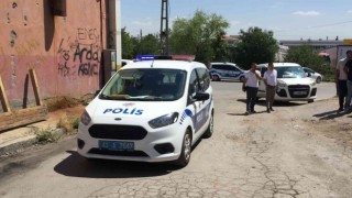 Silahını temizlerken yanlışlıkla arkadaşını vurdu