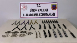 Sinopta bir şahıstan çok sayıda yasaklı bıçak ele geçirildi
