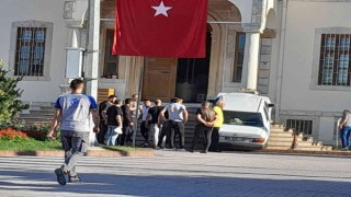 Sinopta ilginç kaza: Otomobil adliye merdivenlerine çıktı