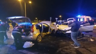 Sivasta iki otomobil çarpıştı: 8 yaralı