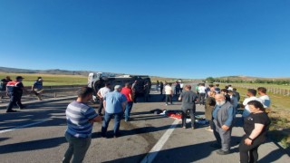 Sivasta kamyonet devrildi, 5 kişi yaralanırken anayol trafiğe kapandı