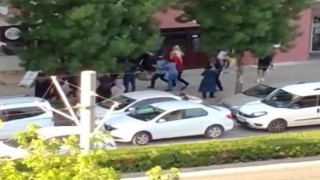 Sokak ortasındaki kavga cep telefonu kameralarına yansıdı