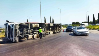 Sökenin tartışmalı kavşağında bu kez tır devrildi. Felaket bir otomobili teğet geçti