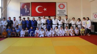 Spor İl Müdürü, minik judocular ile mindere çıktı