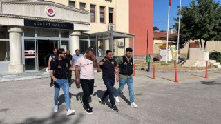 Stepne lastiğinde 13 kilogram metamfetamin ile yakalanan 4 şüpheli tutuklandı