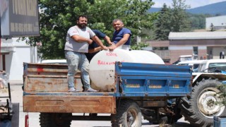 Su tankında sıkışınca ortaya komedi filmi gibi görüntüler çıktı