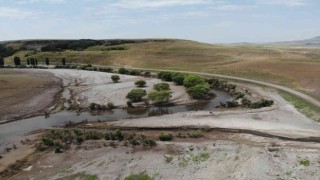 Sular 20 metre çekildi, eski Kars-Ardahan karayolu ortaya çıktı