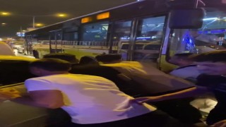Sultanbeylide İETT otobüsünün geçişini engelleyen otomobili vatandaşlar el birliğiyle ittirdiler