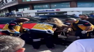 Sultanbeylide otomobil yolda yürüyen 2 kişiye çarptı