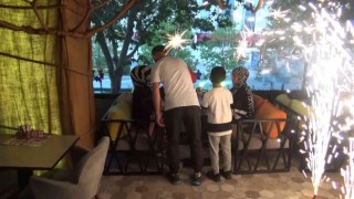 Sultangazide aldattığı eşiyle barışmak isteyen adamdan havai fişekli sürpriz