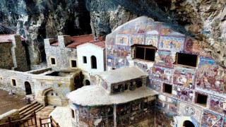 Sümela Manastırında yaklaşık 6 yıldır süren restorasyon çalışmaları 1 ay sonra tamamlanacak