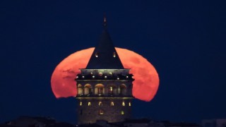 Süper Ay dünyaya en yakın konuma geldi, Galata Kulesiyle görsel şölen oluşturdu