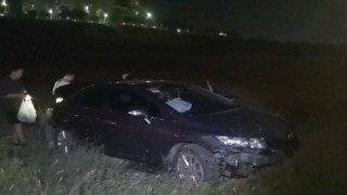Sürücüsünün hakimiyetini kaybettiği otomobil boş araziye uçtu: 2 yaralı