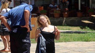 Süs havuzu başında elini kalemle kırmızıya boyayan genç kız, polisi alarma geçirdi