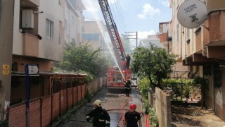 Tadilatı yapılan çatı bir anda alevlere teslim oldu