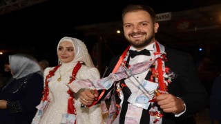 Takı töreninde damada cağ kebap cağı taktılar