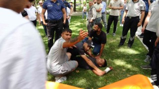 Taksimde bir genç bileğini kesti