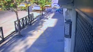 Taksimde gasp anları kamerada: Telefonunu çaldığı genci güreşçi gibi yere serdi