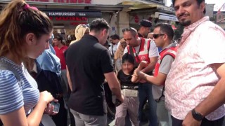 Taksimde hırsızlık yaparken yakalanan çocuk ortalığı birbirine kattı