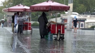 Taksimde sağanak yağış devam ediyor