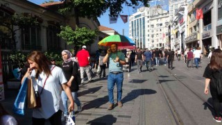 Taksimde sıcaktan bunalan vatandaşlar serinlemek için çeşitli yollara başvurdu