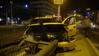 Taksiyle çarpışan araç kaza yerinden kaçtı