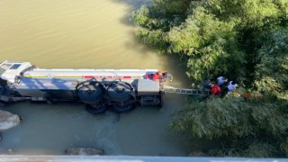 Tanker dereye yuvarlandı, sürücü yaralandı