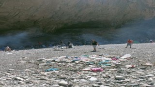Tarihi alana gelişi güzel atılan çöpler tepkilere neden oluyor