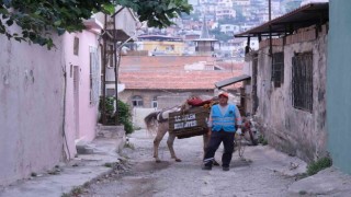 Tarihi ilçede çöpler atlarla toplanıyor