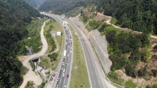 Tatilciler Bolu Dağında kilometrelerce araç kuyruğu oluşturdu