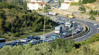 Tatilciler dönmeye başladı, İstanbul istikametinde trafik yoğunlaştı