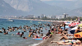 Tatilcilerin akın ettiği 7 kilometre uzunluğa sahip Konyaaltı sahili doldu