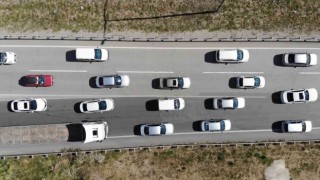 Tatilcilerin dönüş yolcuğu sürüyor: 43 ilin geçiş güzergahında trafik yoğunluğu arttı