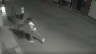 Tek yumruk darbesiyle bayılttığı adamı böyle gasp etti