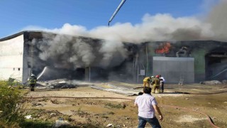 Tekstil fabrikasındaki yangına müdahale devam ediyor