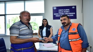 Temizlik personelinden örnek davranış