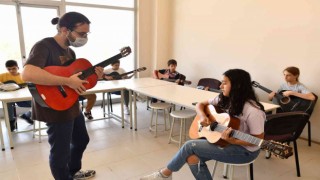 Tepebaşında çocuklar gitar çalmayı öğreniyor