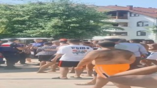 Tıklım tıklım olan plajda bir garip kavga