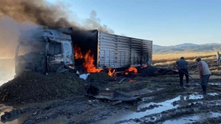 Tır alev alev yandı, dorsesindeki 30 ton buğday zarar görmedi