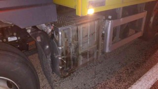 Tır dorsesinden kopan tekerlek bahçede oturan çifte çarptı: 2 yaralı