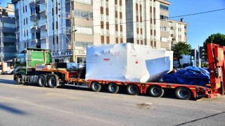 Tırın taşıdığı 40 tonluk pres makinesi yola devrildi