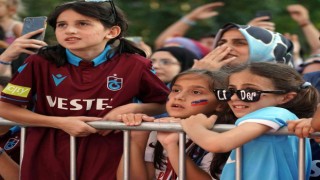 Trabzonsporlu taraftarlar meşalelerle geceyi aydınlattı