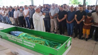 Trafik kazasında ölen 9 yaşındaki futbolcu Oğuz Kaan son yolculuğuna formasıyla uğurlandı
